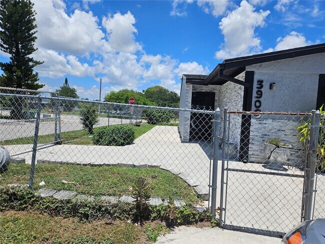 Foto del edificio - 3908 NW 213th St
