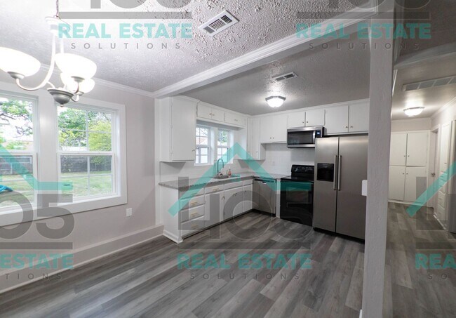 Building Photo - 233 E Kerr Dr