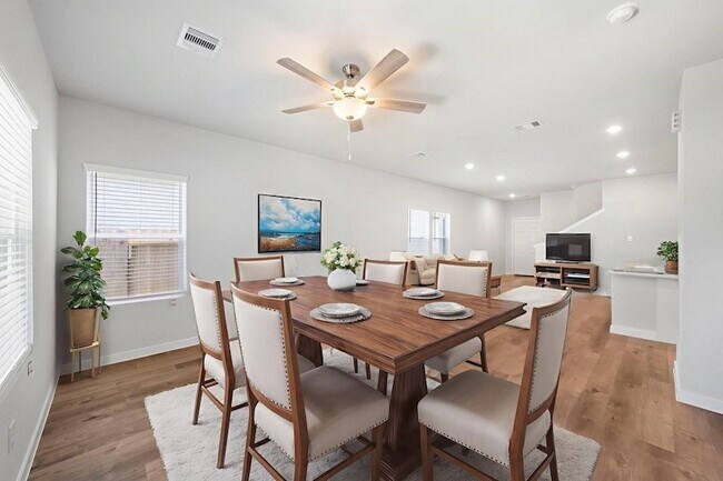 Foto del edificio - 8023 Heroes Hall Dr