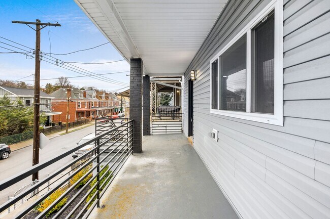 Photo - Beautifully Renovated 3 Bed/2.5 Bath Home in Mt Washington - Convenient Location