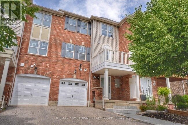 Building Photo - 3057 Dewridge Ave