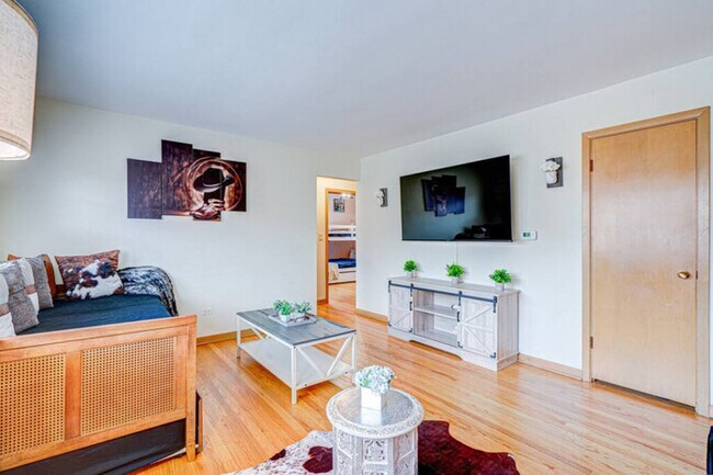 Building Photo - Elmwood Park 2 BR Condo