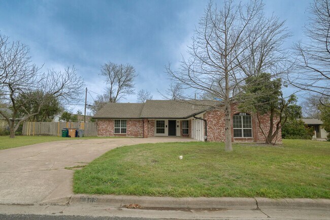 Foto del edificio - 2103 Pompton Dr