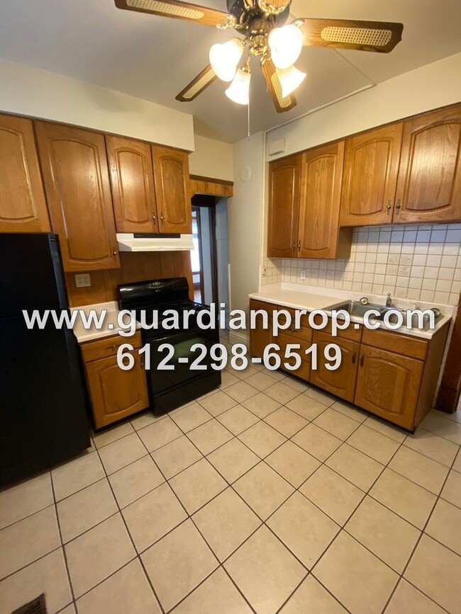 Building Photo - House Close to U of M Available Now, Hardwood Floors, Remodeled Bathroom, 2 Car Garage