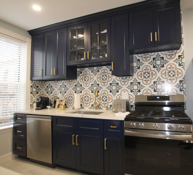 Building Photo - 60-30 Putnam Ave