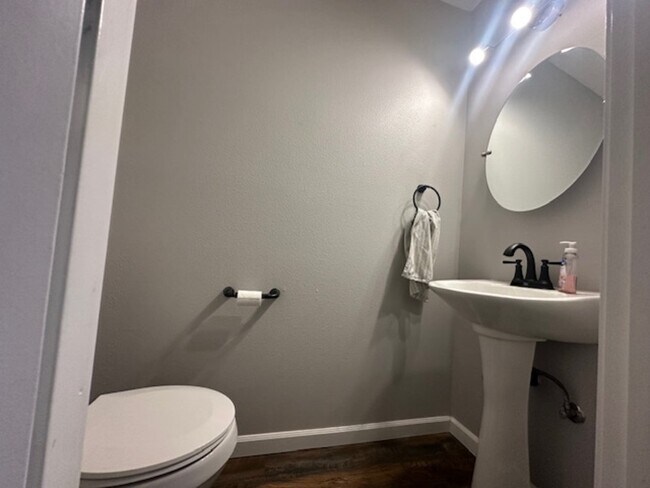 Foto del edificio - 223 Pioneer Dr