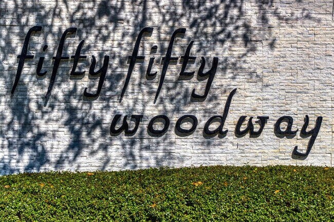 Foto del edificio - 5050 Woodway Dr