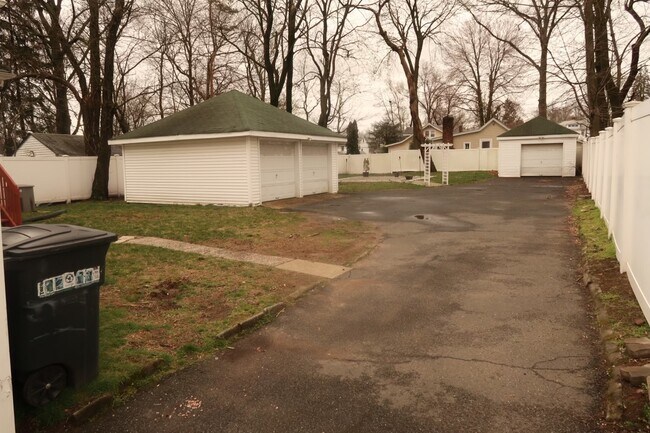 Foto del edificio - 32 W Englewood Ave