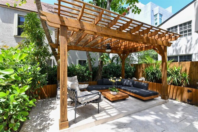 Foto del edificio - 2918 Bird Ave