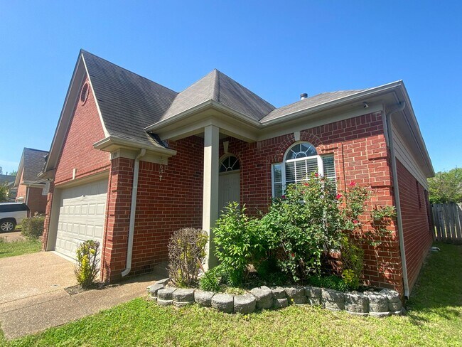 Building Photo - 3 bed, 2 bath in a gated community by Shel...