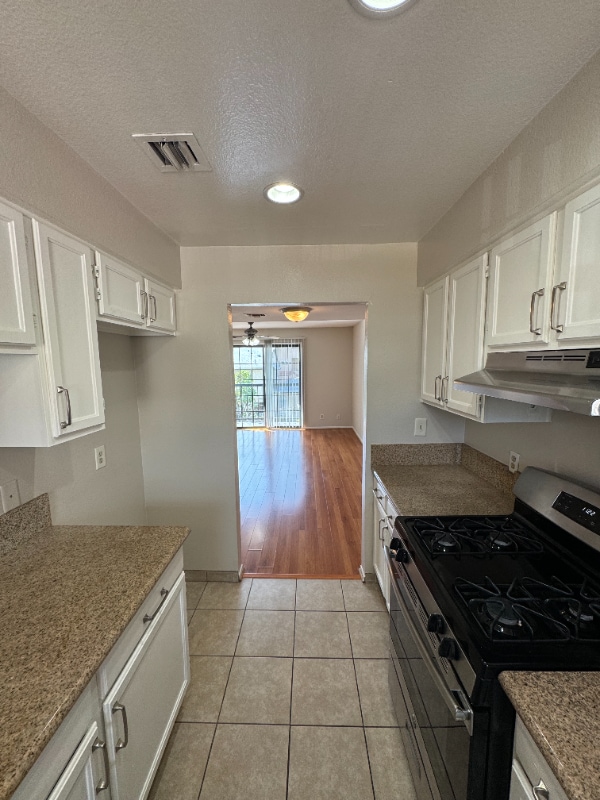 Building Photo - 514 E Valencia Ave