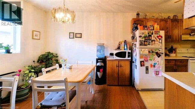 Building Photo - 470 Elizabeth St E