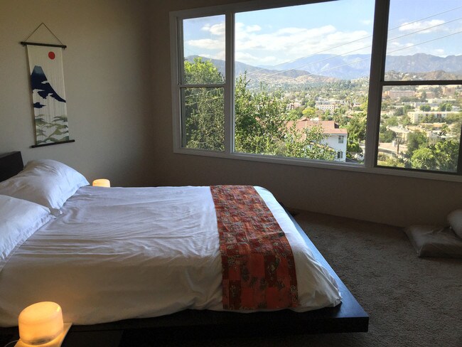 Dormitorio de estilo zen con cama de plataforma tamaño queen - 3277 Palmer Dr