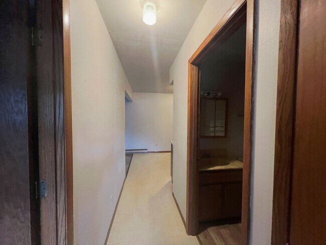 Building Photo - 915 Genrich St