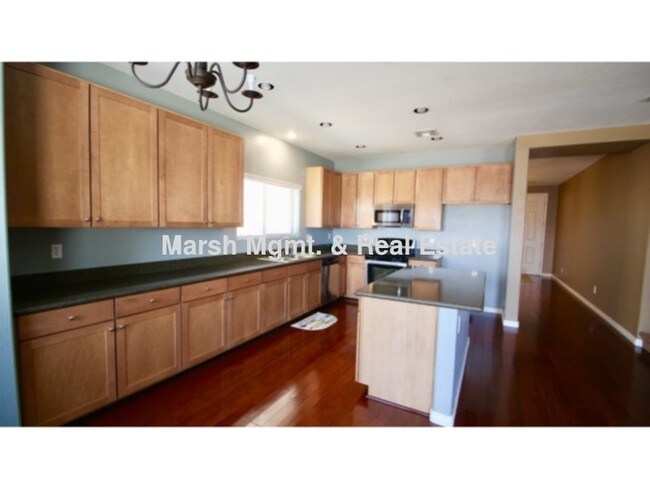 Foto del edificio - Beautiful 2-story home with 4 bedrooms, lo...