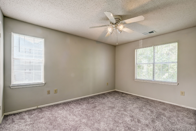 Bedroom - Rivoli Run Apartments