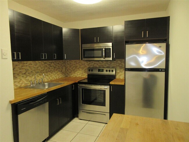 Building Photo - 10710 Royal Palm Blvd