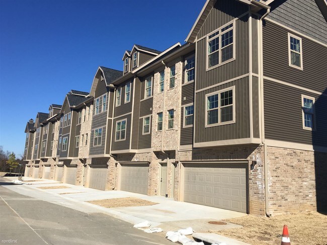 Building Photo - 2825 W Hillshire Dr