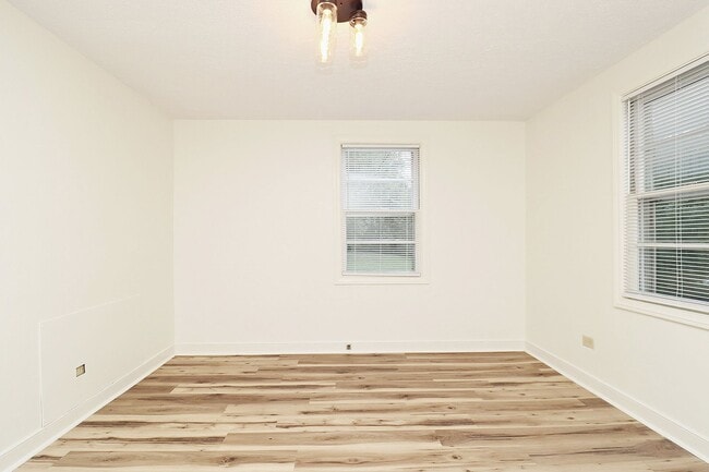 Building Photo - Updated Main-Level Belmont Apartment