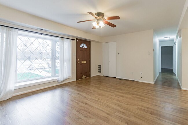 Building Photo - Wonderful, Cozy 2 Bedroom in Greenbelt Con...
