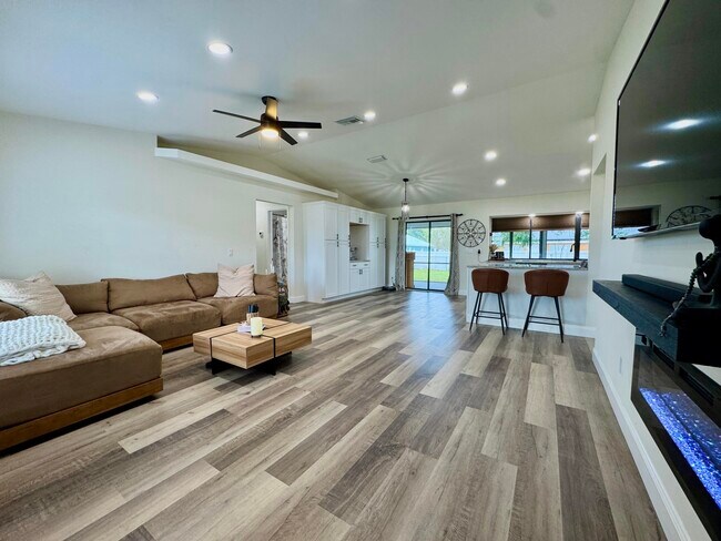 Foto del edificio - 347 SW Duxbury Ave