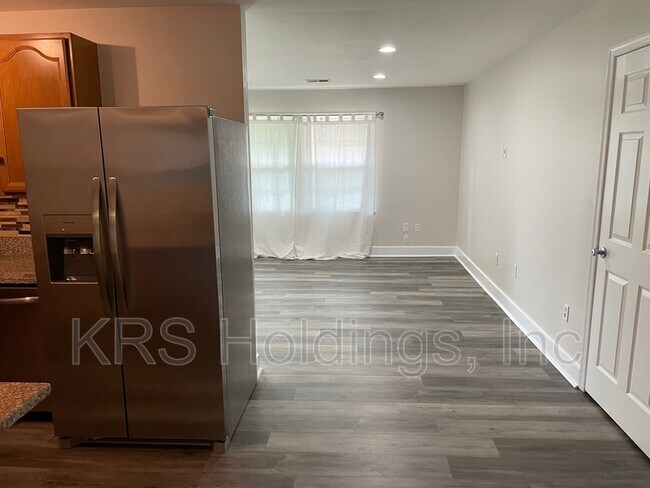 Foto del edificio - 8011 Beckner Ct