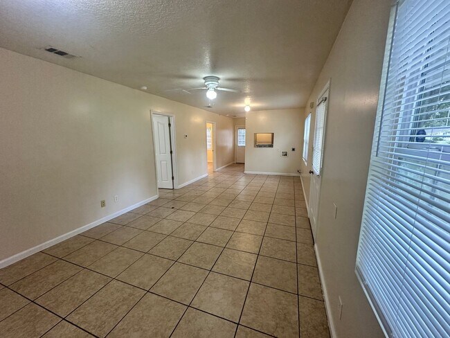 Building Photo - 2bed/1bath house!