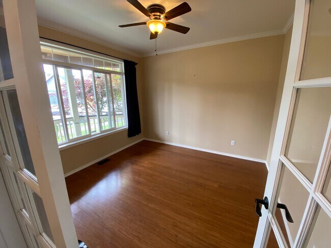 Foto del edificio - 4 Bed, Private Oasis Backyard, DuPont Home