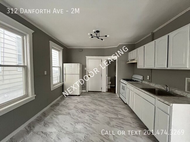 Foto del edificio - 312 Danforth Ave