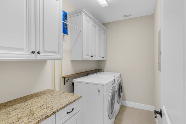 Building Photo - 4400 Vanda Dr