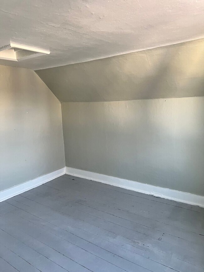 Building Photo - 3 bedroom 1 bath home!