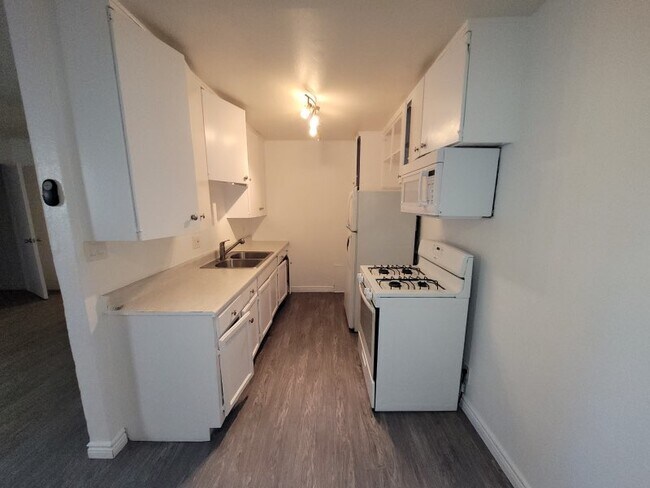 Building Photo - 637 W 79th St