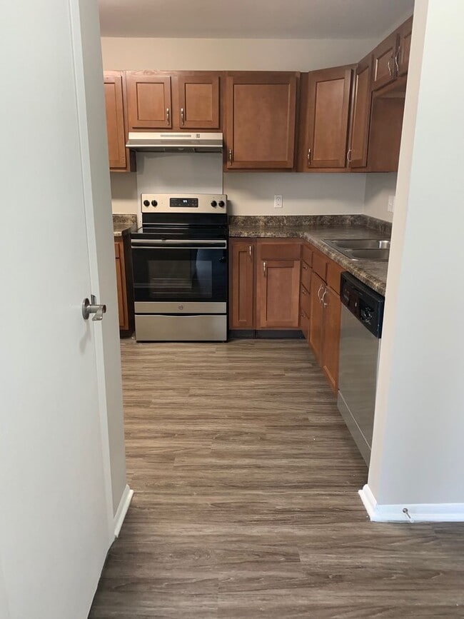 Building Photo - Charming Two-Bedroom one Bathroom Apartmen...