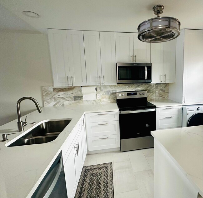 Foto del edificio - 1427 E Hillsboro Blvd