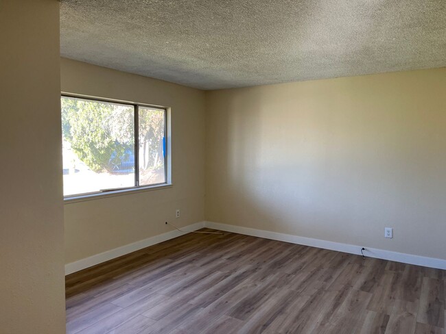 Building Photo - Single family 3 Bedroom Home with 2 bath 2...