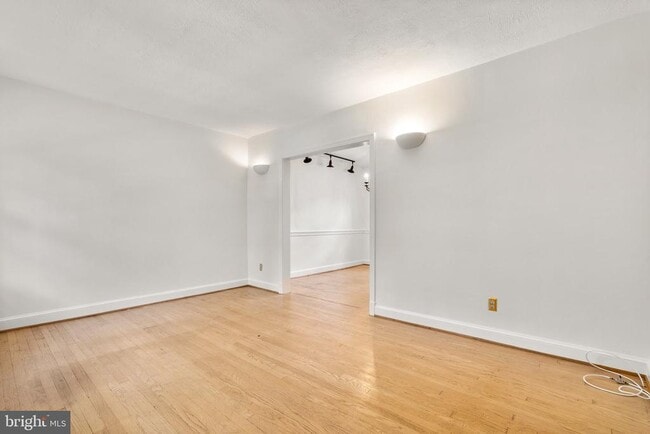 Building Photo - 11 E Rosemont Ave