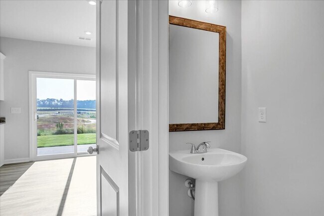 Foto del edificio - AVAILABLE NOW! Brand New 3-Bedroom Townhou...