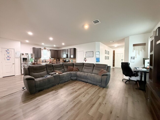 Building Photo - 4 Bed, 3.5 Bath Home in Bryan for March Move In!