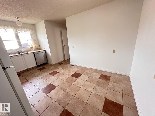 Photo du bâtiment - 4120-4135 135 Ave NW