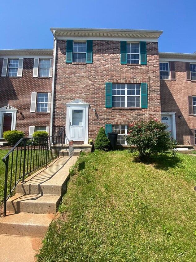 Foto principal - Spacious 5 Bedroom, 2 Bath Townhome – Edge...