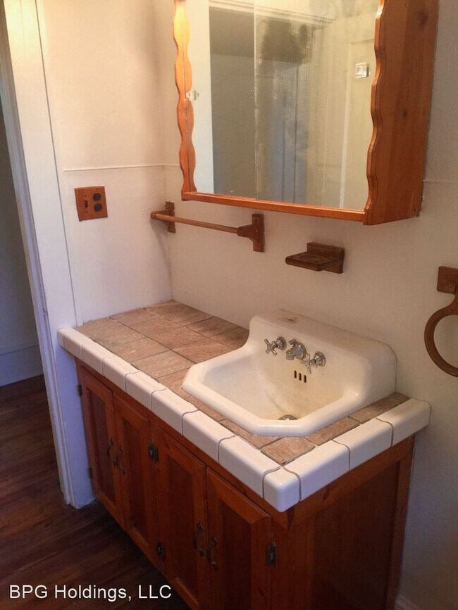 Building Photo - 2 br, 1 bath House - 1020 W Jackson St.