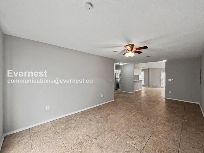 Building Photo - Limited Time Special Offer / 3 Bed, 2 Bath Home with Off-Street Parking / Pet-Friendly / Coming S...