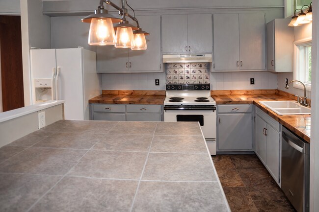 Foto del edificio - 218 Hillside Dr