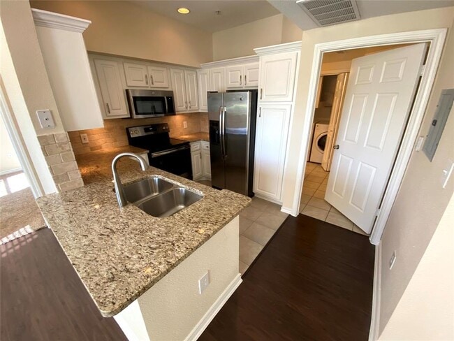 Building Photo - 1919 Post Oak Park Dr