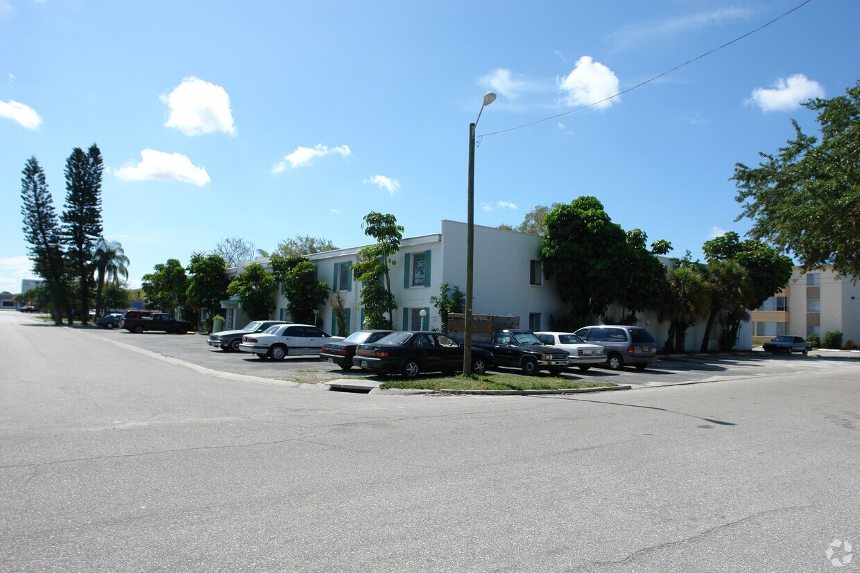 Lee Plaza Apartments Apartments in Saint Petersburg, FL