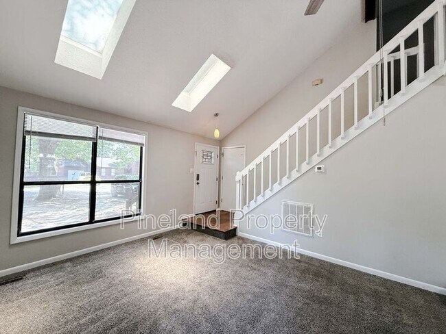 Foto del edificio - 374 Wilder Dr