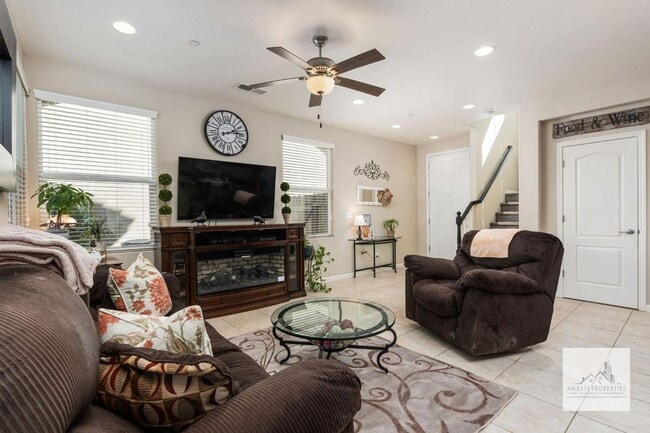 Building Photo - Beautiful 3 Bedroom 2.75 Bath Home with SO...