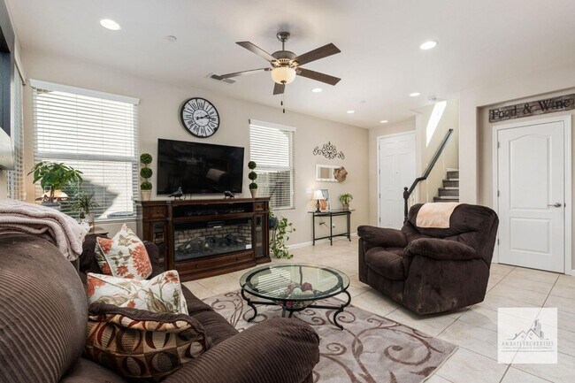 Foto del edificio - Beautiful 3 Bedroom 2.75 Bath Home with SO...