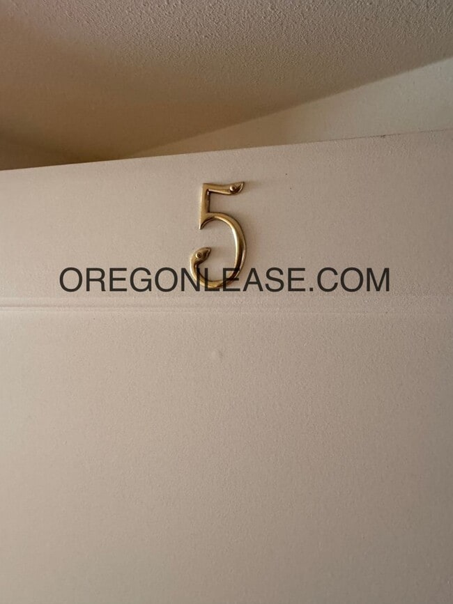 Building Photo - Large One bedroom downtown Eugene Apartment