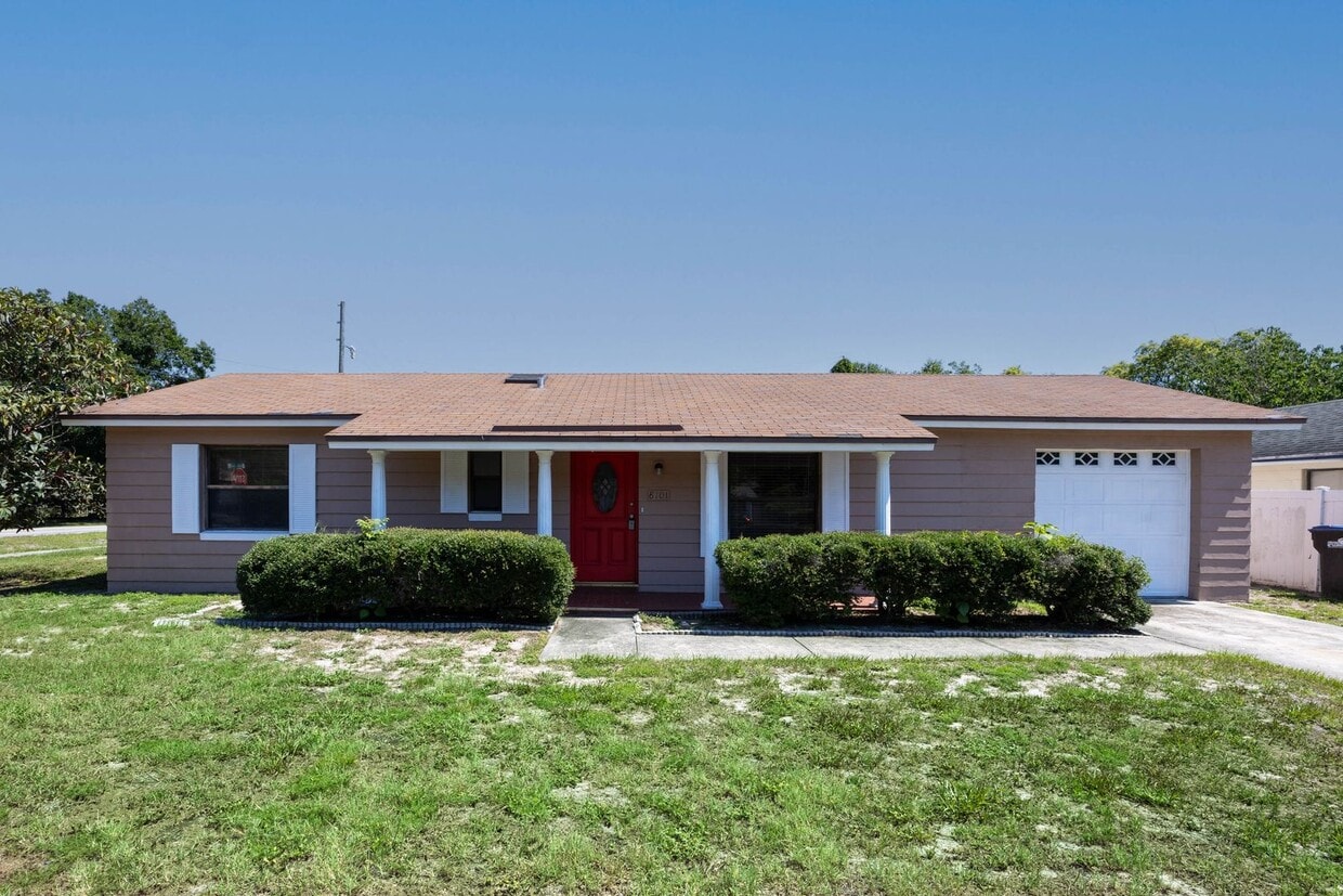 Foto principal - 3/1.5/1 Home with HUGE fenced yard!